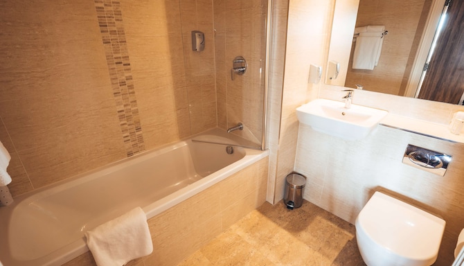 Blackpool FC Stadium Hotel, a member of Radisson Individuals - Superior Room bathroom