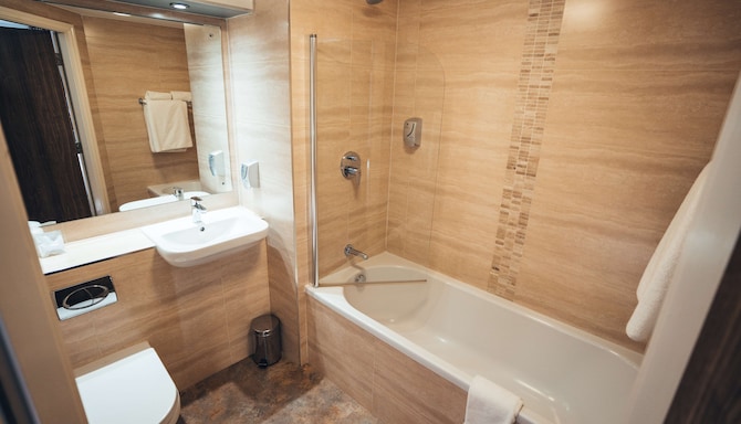 Blackpool FC Stadium Hotel, a member of Radisson Individuals - Bloomfield Suite bathroom