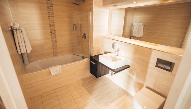 Blackpool FC Stadium Hotel, a member of Radisson Individuals - Bloomfield Suite bathroom