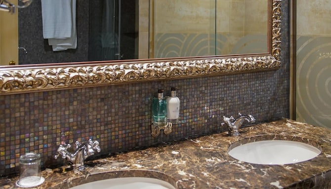 Blau Gran Hotel Las Caldas, a member of Radisson Individuals - Suite - One Bedroom traditional decoration