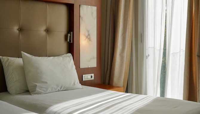 Blau Gran Hotel Las Caldas, a member of Radisson Individuals - Suite - One Bedroom modern decoration