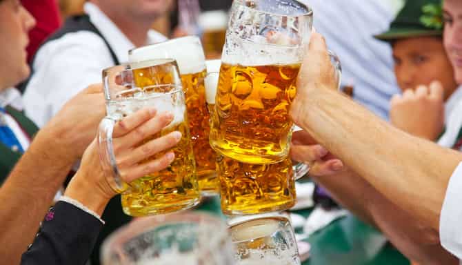 Blog images - 2023 - The four best places for vacation in October People holding Beer Mug