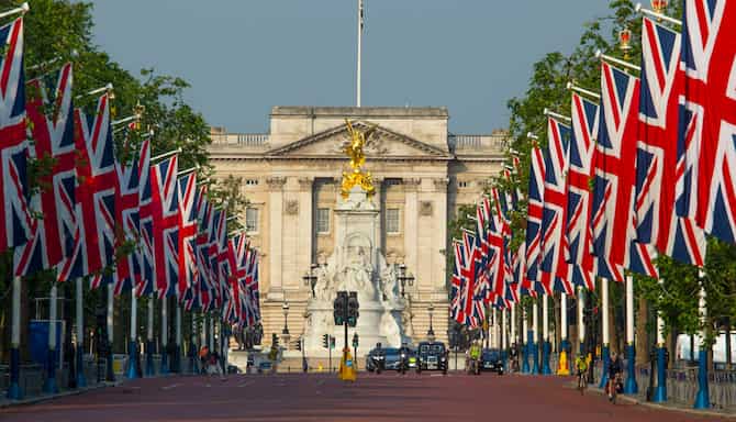 Blog images - A Grand Coronation Day with Afternoon Tea: British Experiences in London - Buckingham palace flags