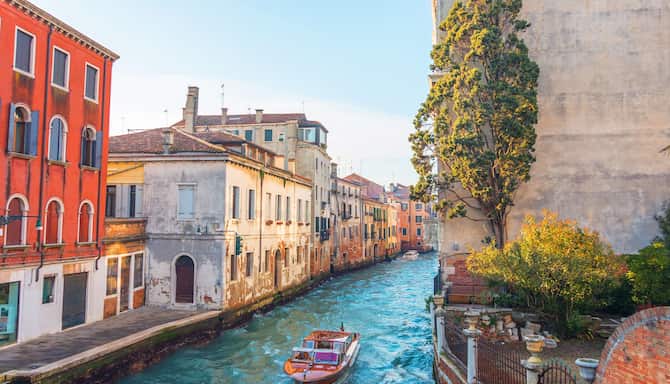 Blog images - 2023 - Boat ride in city Italy
