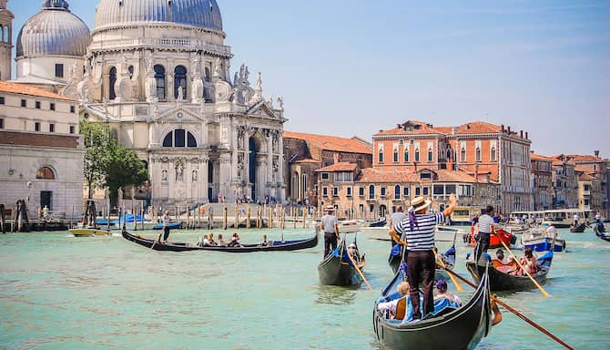 Blog images - Top Events to Experience in Venice-Gondolas