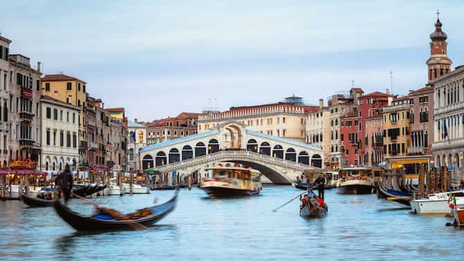 Blog images - Top Events to Experience in Venice Rialto-bridge with boats
