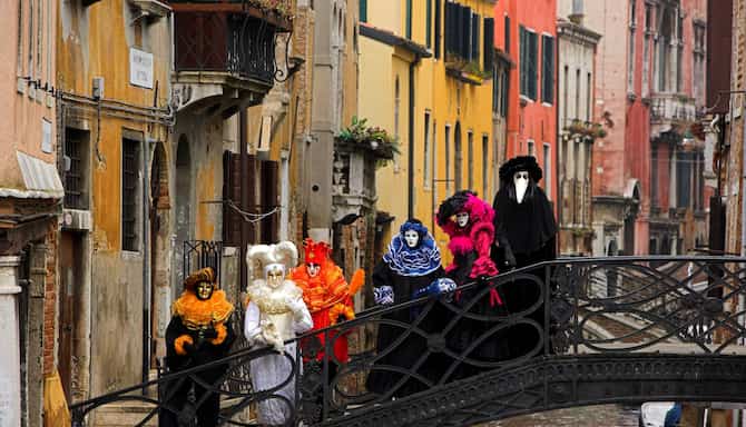 Blog images - Top Events to Experience in Venice-carnival costumes