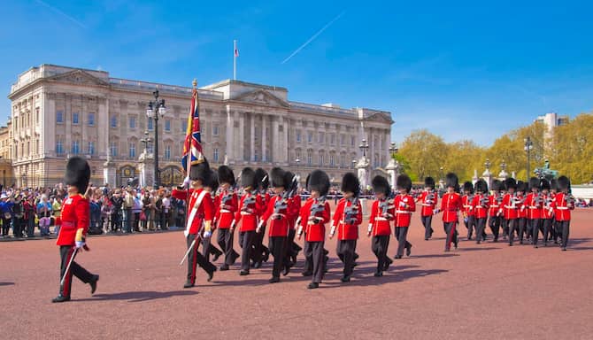 Blog images - A Grand Coronation Day with Afternoon Tea: British Experiences in London - royal guards