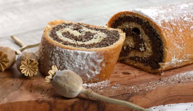 Blog images - The best Polish Traditional Food to fall in love with - Makowiec cutted in pieces