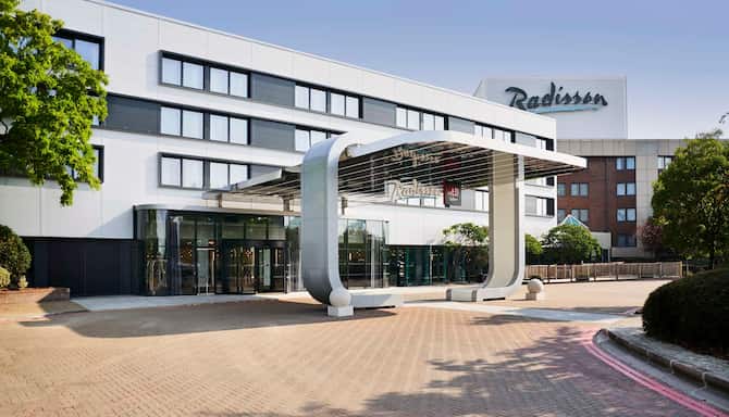 Blog images - 2024 - reasons to host your next event at London Heathrow Meetings Exterior