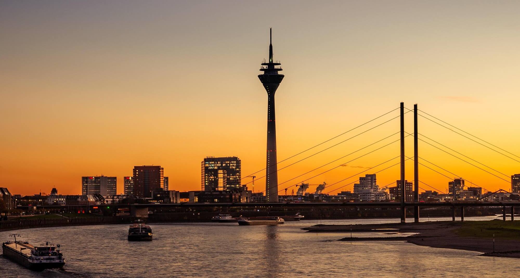 Blog images - 2025 VOL 2 - Discover the Magic of Rrhine Tower D sseldorf
