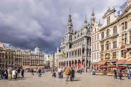 Blog images - 2025 - Discover the charm of Brussels neighborhoods Destination Grand Place with the historical buildings