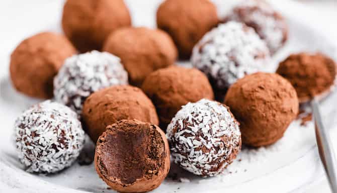 Blog images - 2025 - VOL.003 - chocolate truffles with cocoa and coconut