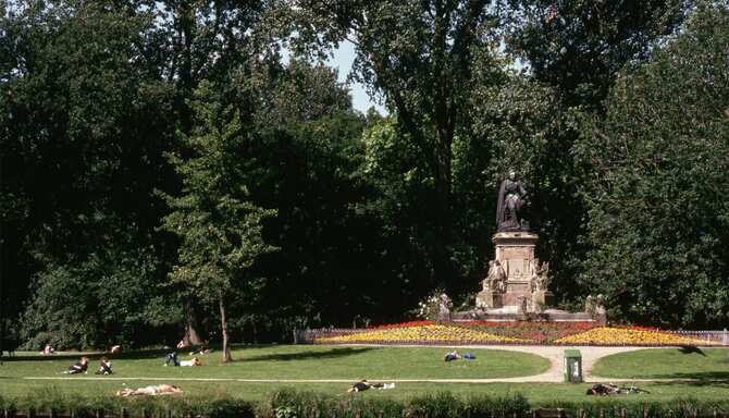 Blog images - 2025 - Statue in the Vondelpark