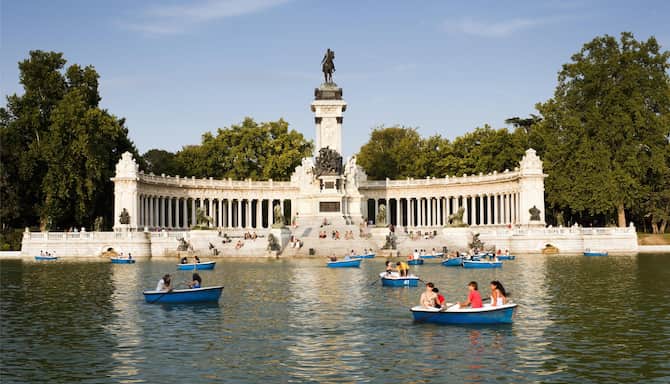 Blog images - 2025 - Boats on Retiro pond Monument to Alfonso XI
