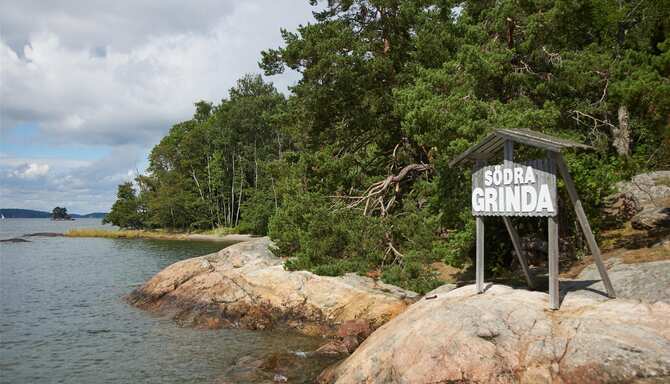 Blog images - 2025 - Sweden Grinda island sign at the shore