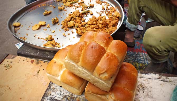 Blog images - 2025 - street vendor is selling kebabs pakoras samosas the variety of snacks
