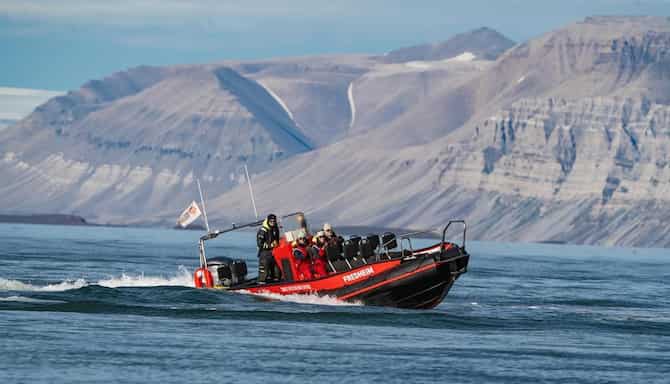Blog images - 2025 - VOL.009 - Svalbard in Summer Destinations Isfjord safari to the puffins HGR Foto Schibsted Partnerstudio