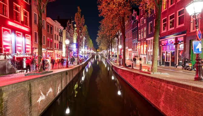 Blog images - 2025 - canal stretching along De Wallen