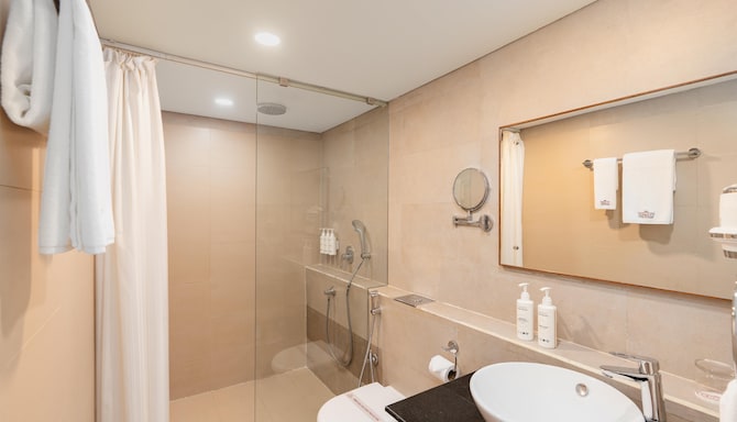 Classic Grande Imphal, a member of Radisson Individuals - Deluxe Bathroom