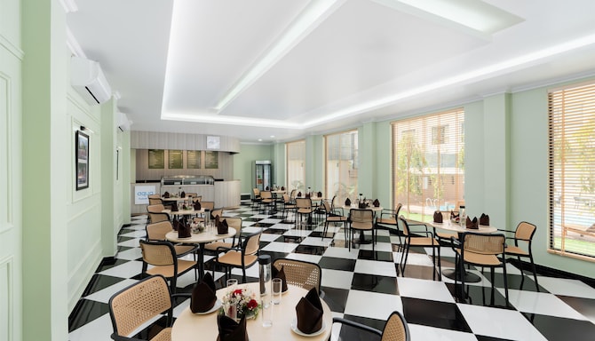 Classic Grande Imphal, a member of Radisson Individuals - Aqua Poolside Cafe