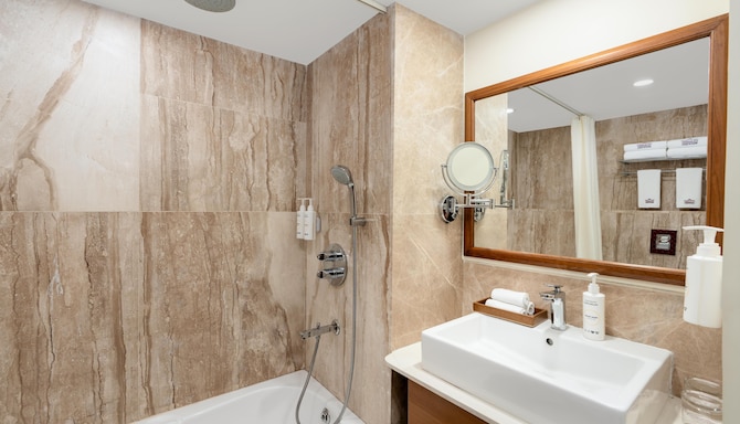 Classic Grande Imphal, a member of Radisson Individuals - Presidential Suite Bathroom