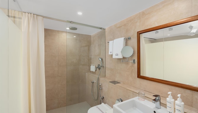 Classic Grande Imphal, a member of Radisson Individuals - Suite Bathroom