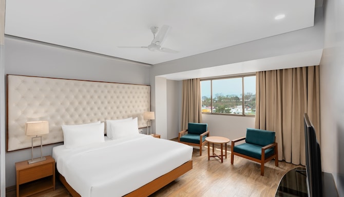 Classic Grande Imphal, a member of Radisson Individuals - Suite Bedroom