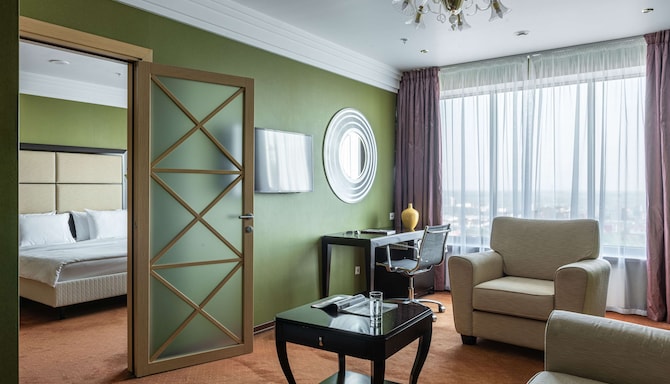 Cosmos Izhevsk Hotel, a member of Radisson Individuals - One Bedroom Suite
