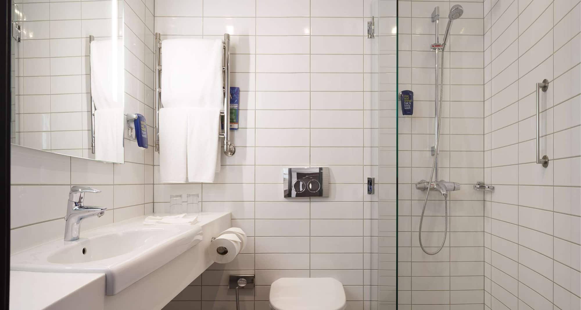 Park Inn by Radisson, Sheremetyevo Airport Moscow - Standard Room bathroom