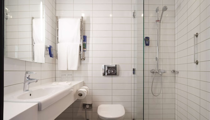 Park Inn by Radisson, Sheremetyevo Airport Moscow - Standard Room bathroom