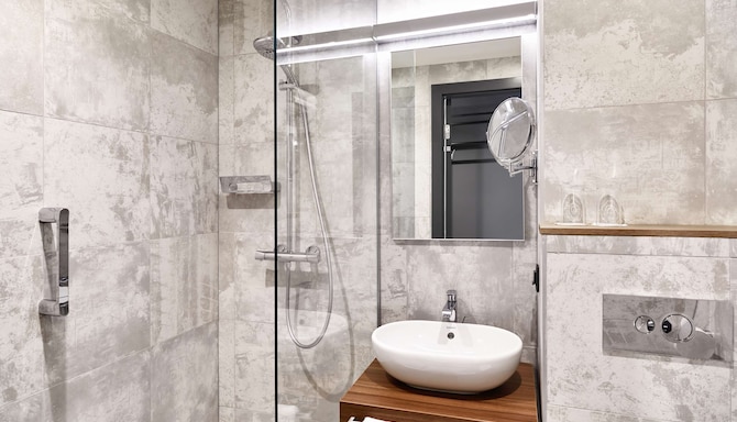 Park Inn by Radisson, Sheremetyevo Airport Moscow - Junior Suite bath