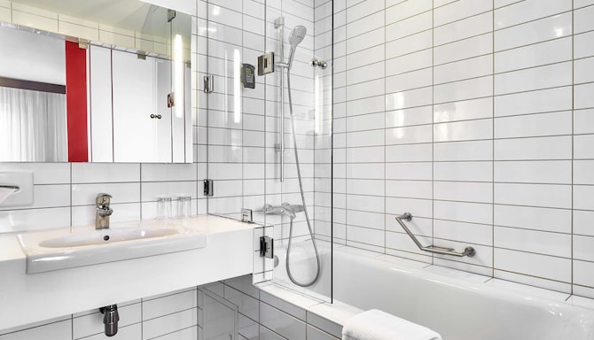 Park Inn by Radisson, Sheremetyevo Airport Moscow - Suite bath