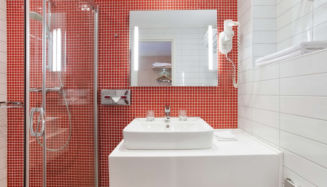 Cosmos Murmansk Hotel, a member of Radisson Individuals - Guest room bathroom NS