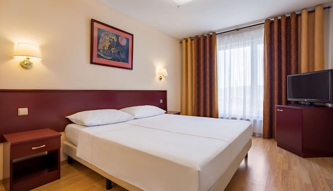 Cosmos Murmansk Hotel, a member of Radisson Individuals - Suite bedroom