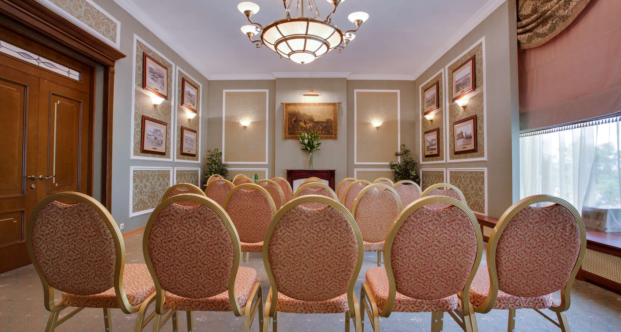 Park Inn by Radisson i Poliarnie Zori i Murmansk – konferansesal i auditoriumstil