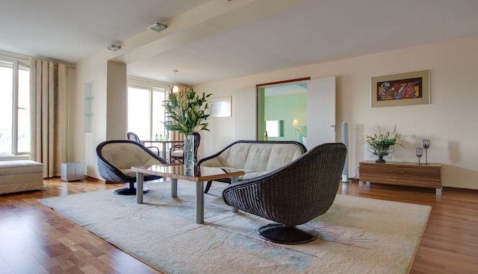 Cosmos Murmansk Hotel, a member of Radisson Individuals - Presidential Suite Living Room
