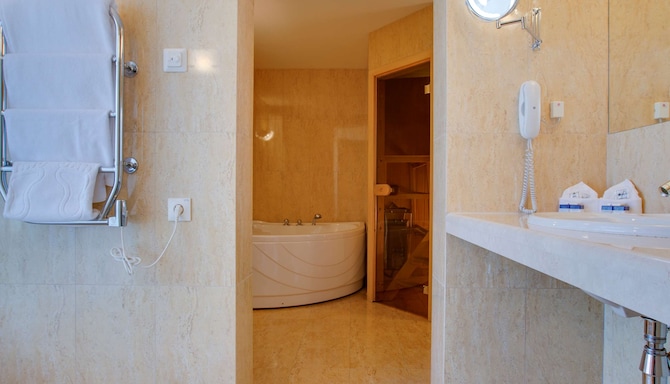 Cosmos Murmansk Hotel, a member of Radisson Individuals - Suite Bath