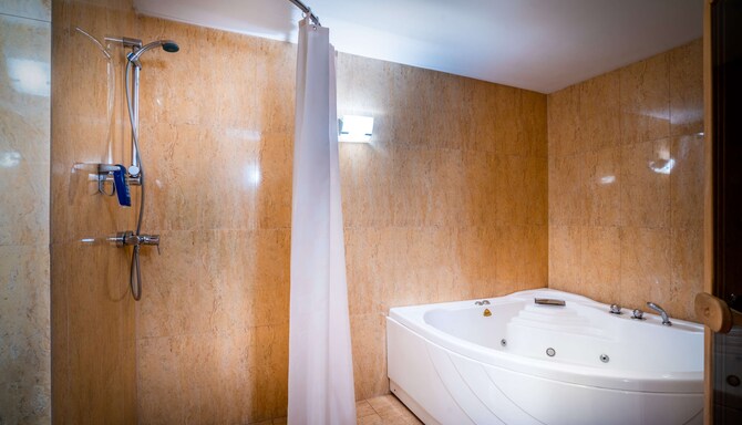 Cosmos Murmansk Hotel, a member of Radisson Individuals - Presidential suite bathroom