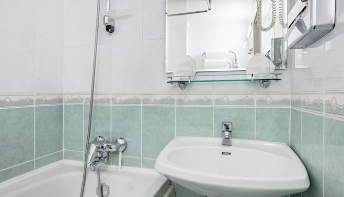 Cosmos Murmansk Hotel, a member of Radisson Individuals - Junior Suite bathroom