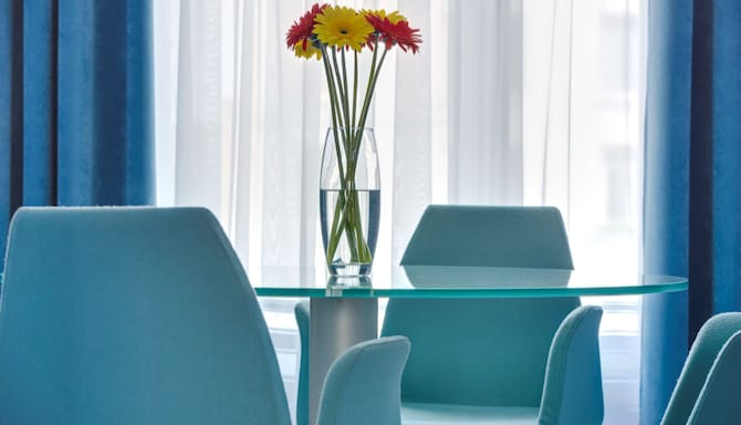 Cosmos Murmansk Hotel, a member of Radisson Individuals - Presidential Suite Glass Table
