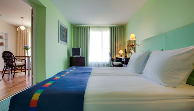 Cosmos Murmansk Hotel, a member of Radisson Individuals - Presidential Suite Bedroom