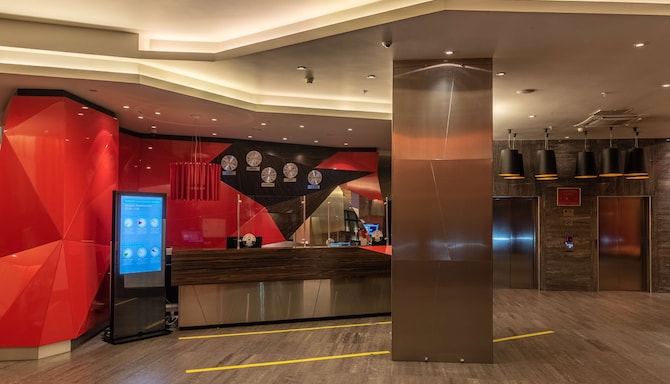 Cosmos Novosibirsk Hotel, a member of Radisson Individuals - Näkymä aulaan