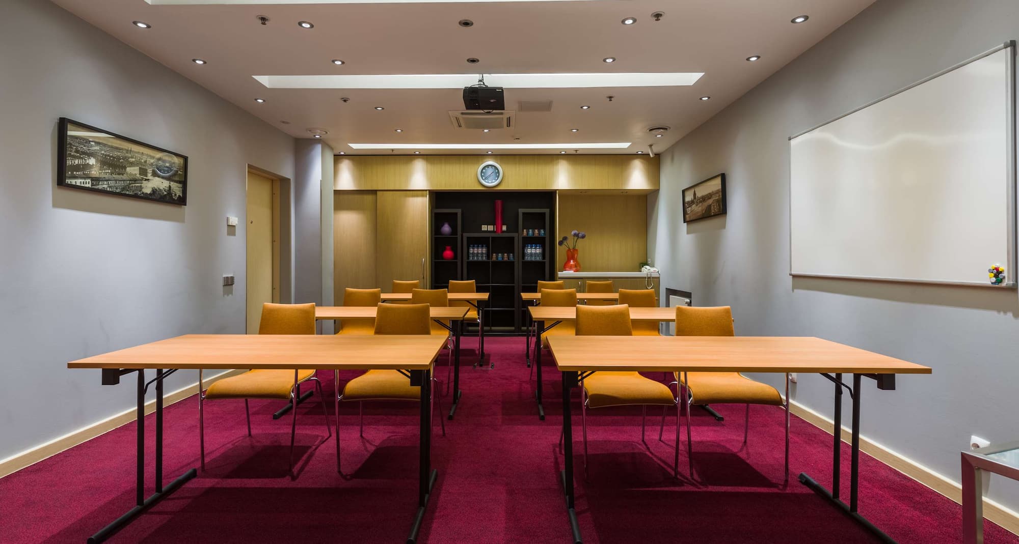 Park Inn by Radisson, Nevsky St Petersburg — зал для мероприятий с рассадкой «классная комната»