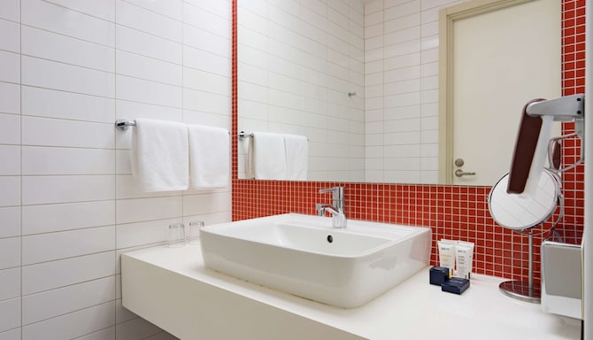 Park Inn by Radisson Pribaltiyskaya Hotel & Congress Center - ванная комната в номере Standard