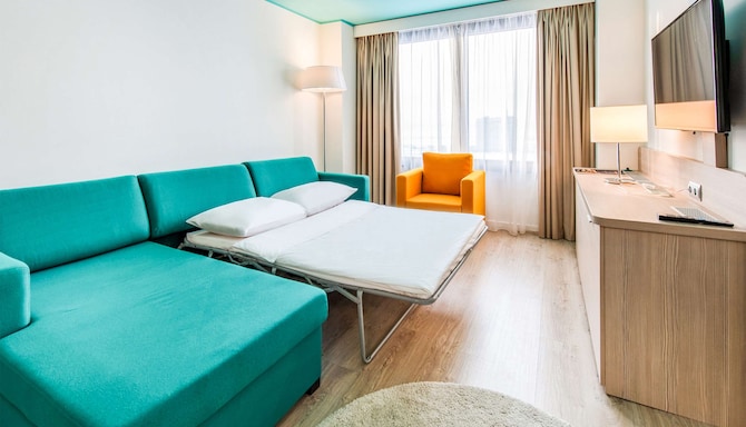 Park Inn by Radisson, Pribaltiyskaya St Petersburg - диван в номере Family