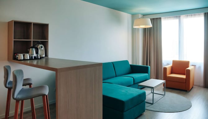 Park Inn by Radisson Pribaltiyskaya Hotel & Congress Center - зона отдыха в совмещенных номерах для семейного пребывания