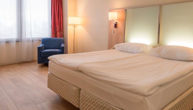Park Inn by Radisson, Pribaltiyskaya St Petersburg - кровать в люксе Junior