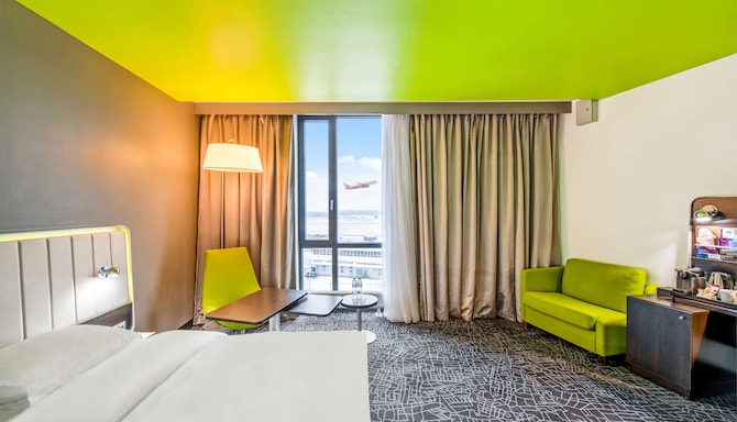 Park Inn by Radisson Pulkovo Airport St. Petersburg - Superior room runway view, bed