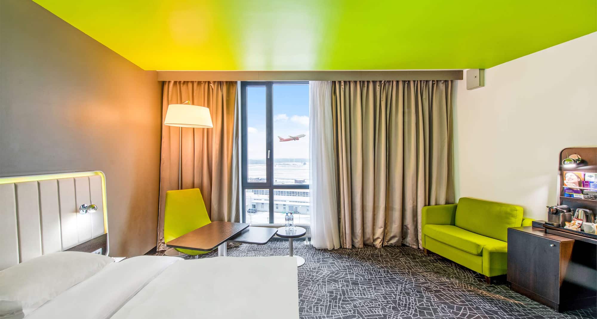 圣彼得堡普尔科沃机场丽柏酒店 - 高级客房（机场跑道景观），睡床